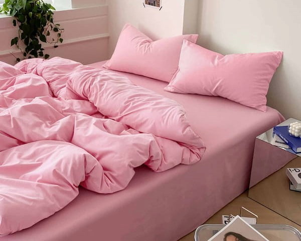 رو تختی صورتی نرم و راحت با بافت یکنواخت